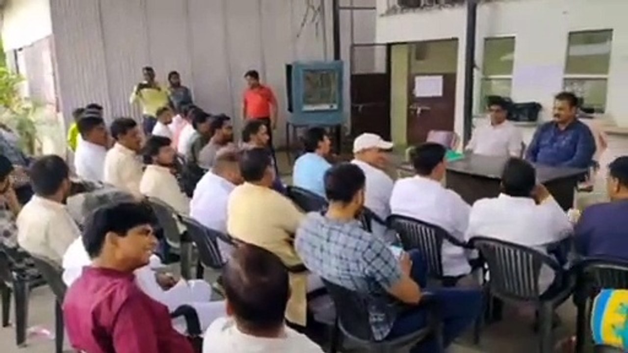 नगर निगम साधारण सभा की बैठक में महापौर और अधिका...