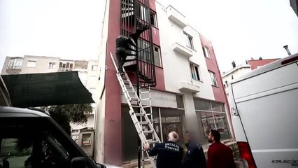 Yangın çıkan pansiyonda mahsur kalan 3 kişi kurtarıldı