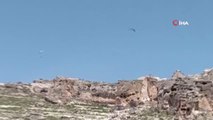 Tarihi Hasuni Mağaraları'nda yamaç paraşütü