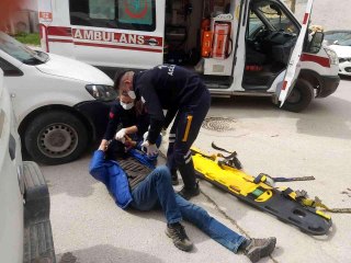 Ters şeritten gelen araç motosiklete çarptı