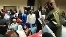 Vidéo- Farba Ngom distribue des millions d’euros à des partisans de l’APR