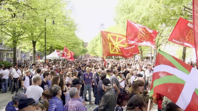 Miles de personas reivindican la independencia de Euskadi en Pamplona y Bilbao