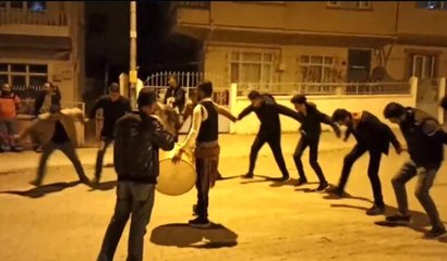 Ramazan davulcusuna sürpriz yapıp, sahur vakti halay çektiler