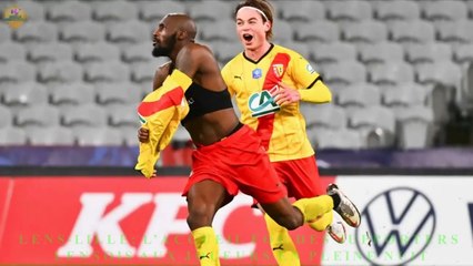 LENS-LILLE: L’ACCUEIL FOU DES SUPPORTERS LENSOIS AUX JOUEURS EN PLEINE NUIT