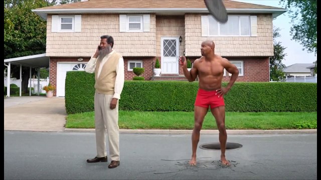 Terry Crews ( Expendables ) en mode rasage