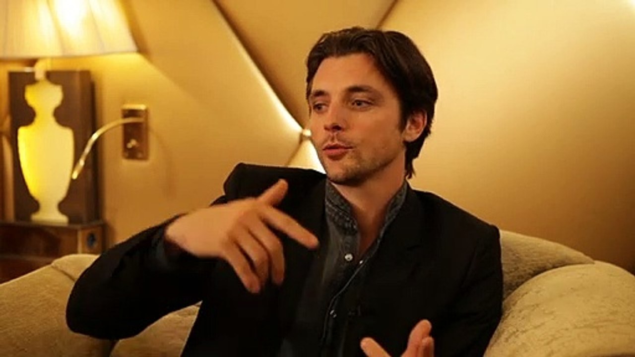 Raphaël Personnaz : "Charlotte Le Bon ? Un poème !"