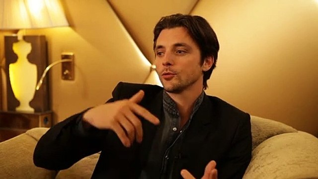 Raphaël Personnaz : Charlotte Le Bon ? Un poème !