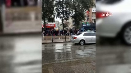 Yağmur altında 'askıda ekmek' kuyruğu