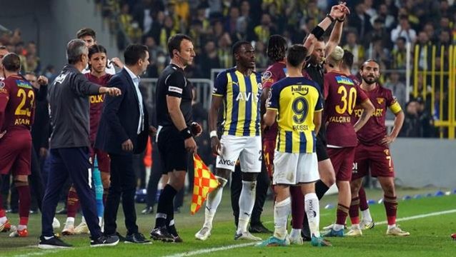 Fenerbahçe soyunma odasında duygusal anlar! Şampiyonluk şansımız sürüyor deyip ağladı