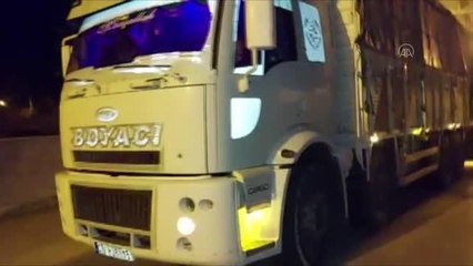 Kamyon kasasında 101 düzensiz göçmen yakalandı