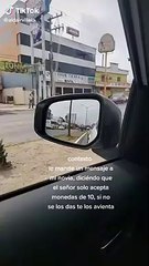 Abuelito que pide dinero en semáforo lanza monedas a conductores; sólo acepta de en adelante