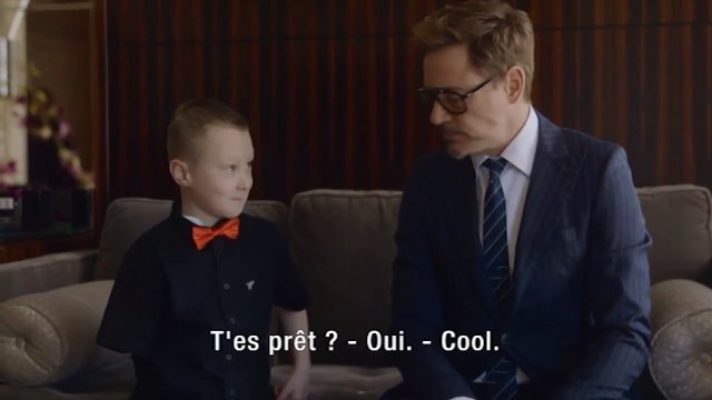 Iron Man (Robert Downey Jr.) offre un bras bionique à un enfant