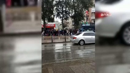 Bu mu kıskanılan Türkiye ? Yağmur altında ''askıda ekmek'' kuyruğu