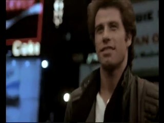 John Travolta marche sur "Stayin&#039; alive"