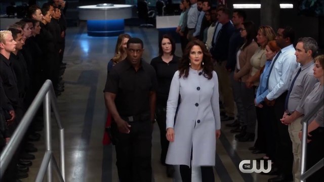 Supergirl saison 2 EXTRAIT VO La présidente des Etats-Unis