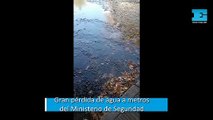 Gran pérdida de agua a metros del Ministerio de Seguridad