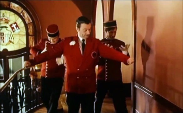 Palace Bande-annonce VO