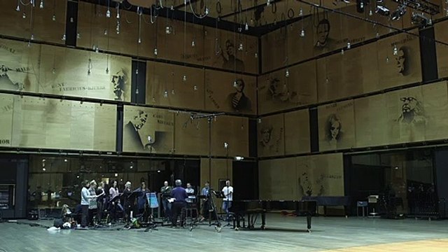 Premier Contact BONUS VO Les voix