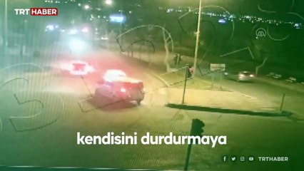 Kaçan otomobilin çarptığı ekip otosundaki polis yaralandı