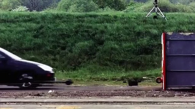 Эксперимент со столкновением машины на скорости 120 км-ч