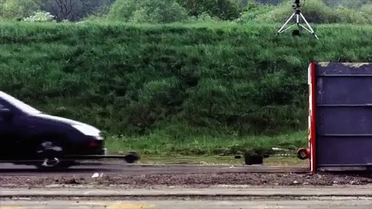 Эксперимент со столкновением машины на скорости 120 км-ч