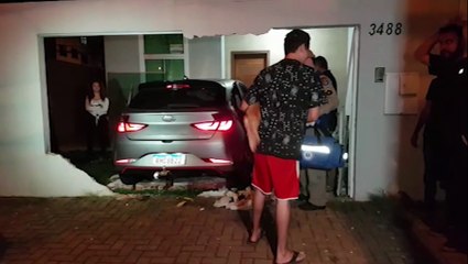 Após colisão, carro invade residência no Bairro Coqueiral
