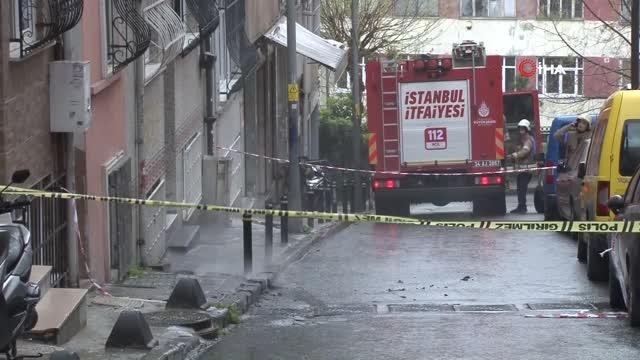 Beyoğlu'nda yeraltı kablolarında patlama meydana geldi. Sokakta oluşan yoğun duman nedeniyle bir bina tahliye ediliyor