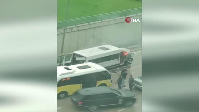 Seyir halindeki servis minibüsü alev alev alev yandı