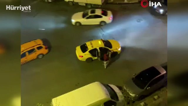 Taksici para ödemediğini iddia ettiği yabancı uyruklu çiftin, bıçakla üzerine yürüdü
