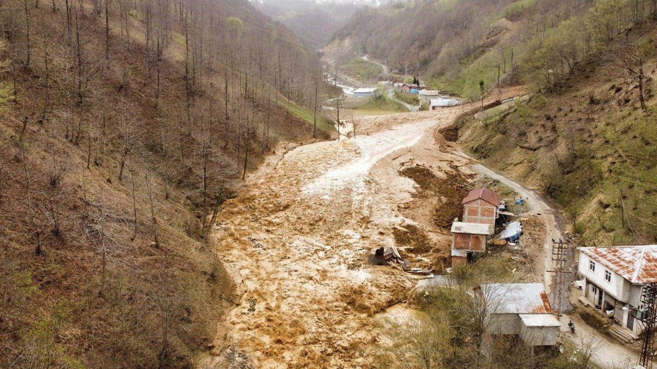 Trabzon'da heyelan boş evleri yuttu