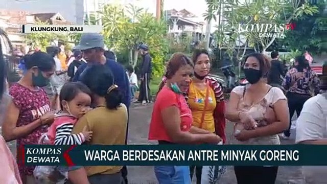 Warga Klungkung Berdesakan Antri BLT Minyak Goreng
