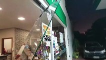 Após danificarem porta de vidro, ladrões furtam bebidas em loja de conveniência