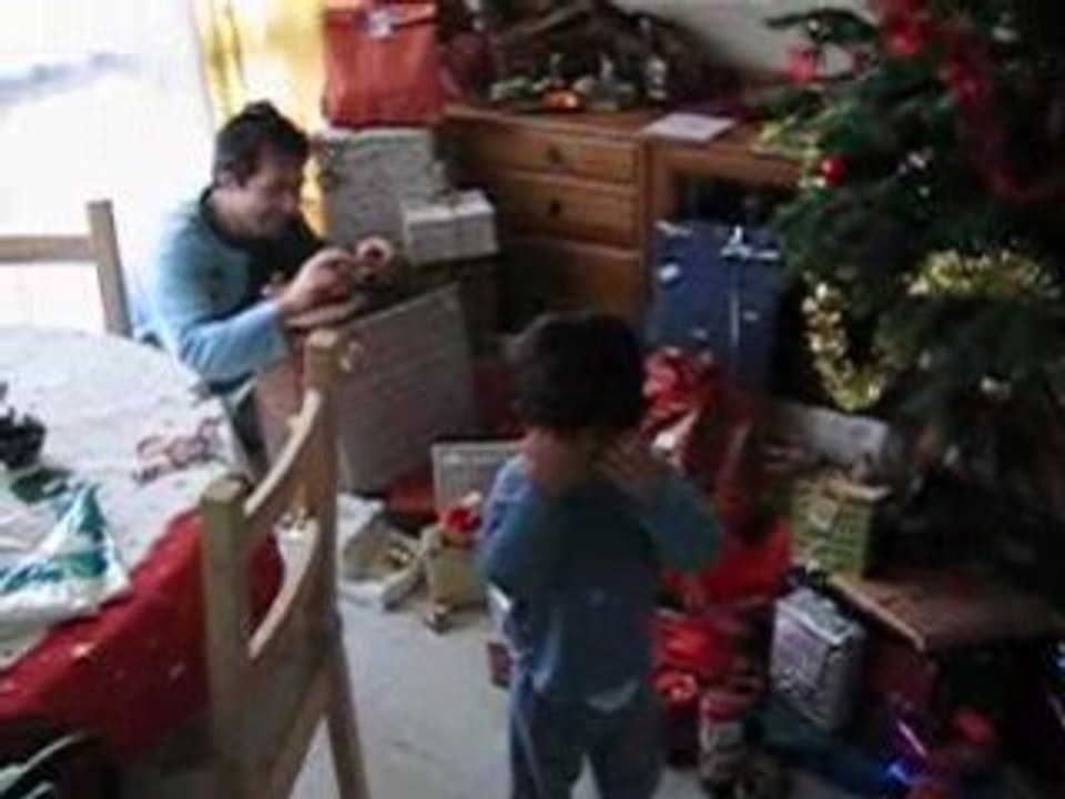 LA DECOUVERTE DES CADEAUX - NOEL 2007