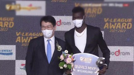 케이타, KB 구단 사상 첫 정규리그 MVP...양효진은 2년 만에 수상 / YTN