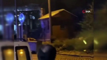 Karşılarına ayı çıkan tatilcilerin panik anları kamerada