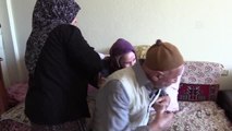 Hasan Dede 45 yaşındaki engelli kızına özenle bakıyor