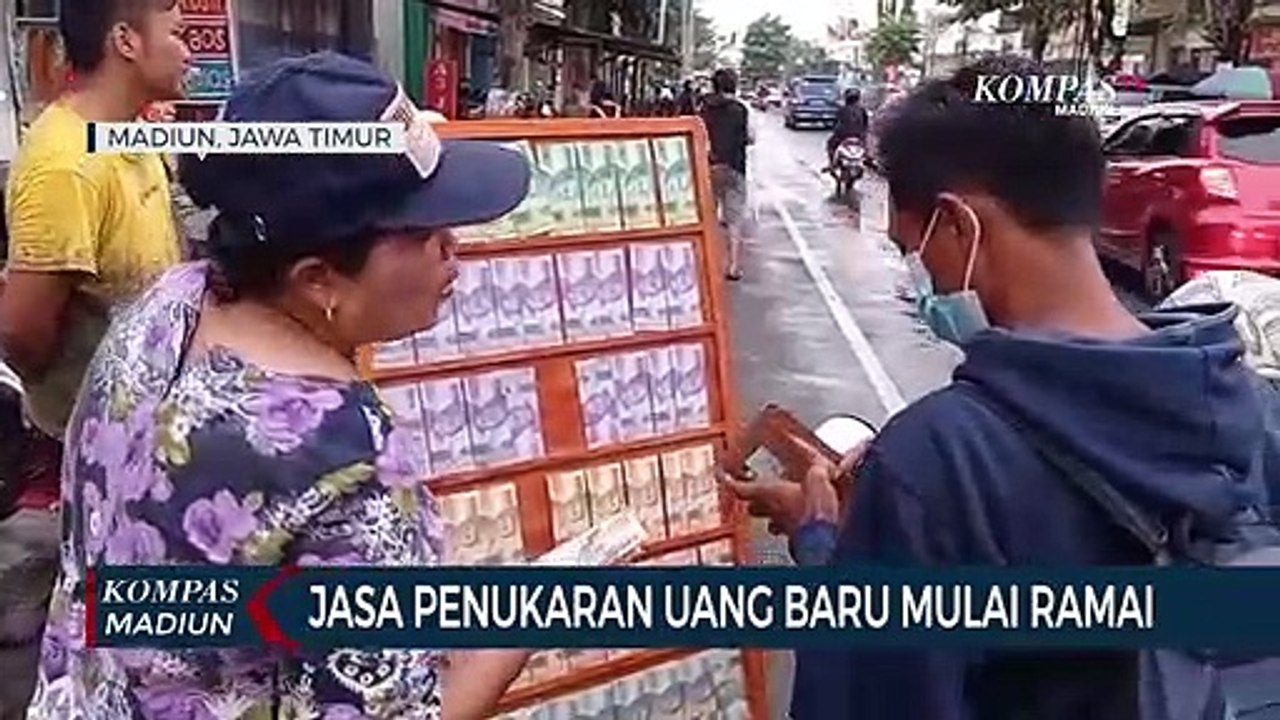 Jasa Penukaran Uang Baru Mulai Ramai