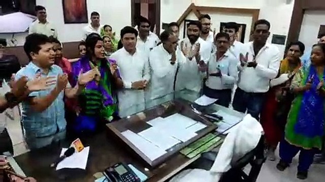 वीडियो : अजमेर में पार्षदों ने मेयर की कुर्सी के आगे शुरू की रामधुनी