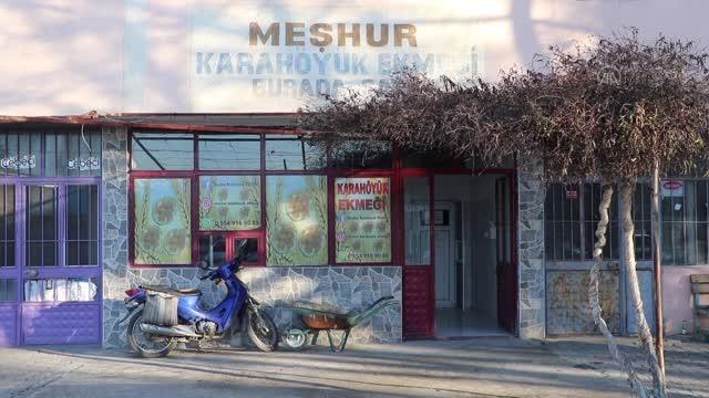 TÜRKİYE'NİN EKMEK KÜLTÜRÜ - Geçmişi asırlar öncesine dayanan Karahüyük ekmeği son fırında pişiyor