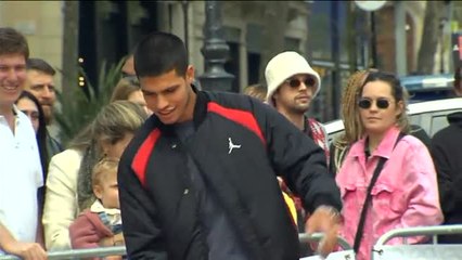 Alcaraz se exhibe en las calles de Barcelona antes de su debut este miércoles en el Godó