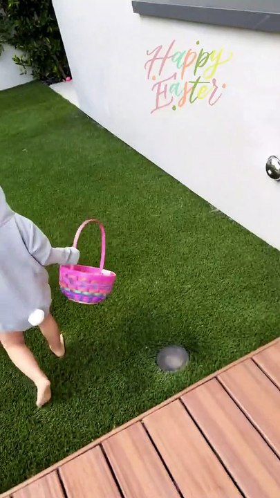 M. Pokora a filmé ses fils Kenna et Isaiah déguisés en lapins pour Pâques. Le 17 avril 2022.