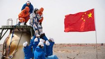 Çin'in uzay istasyonundaki taykonot ekibi Dünya'ya döndü! Alkışlarla karşılanan astronotlar, adaptasyon için karantinada kalacak