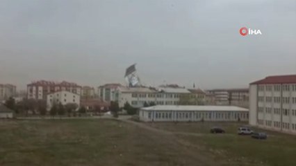 Kuvvetli fırtına okulun çatısını uçurdu! O anlar kamerada