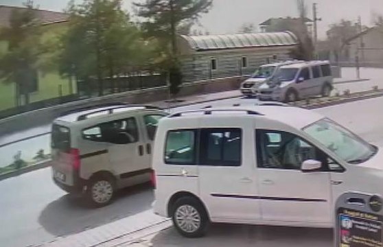 9 YAŞINDAKİ ADALET'İN YARALANDIĞI KAZA KAMERADA