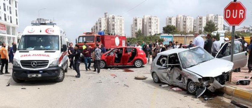 OTOMOBİLLER ÇARPIŞTI; 4'Ü ÇOCUK, 7 YARALI