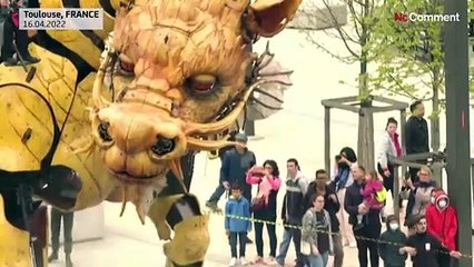 Long-Ma, le dragon jaune géant, crache du feu sur Toulouse