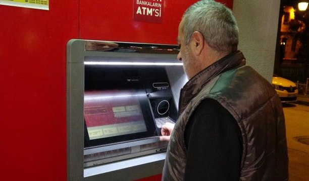 ATM haznesinde bulduğu parayı, tereddüt etmeden polis merkezine teslim etti