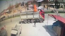Seyir halindeyken alev alan yanıcı madde yüklü kamyon yandı