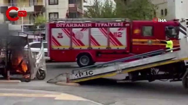 Diyarbakır'da ceza isyanı: Kağıt toplayıcısı, aracını cadde ortasında ateşe verdi
