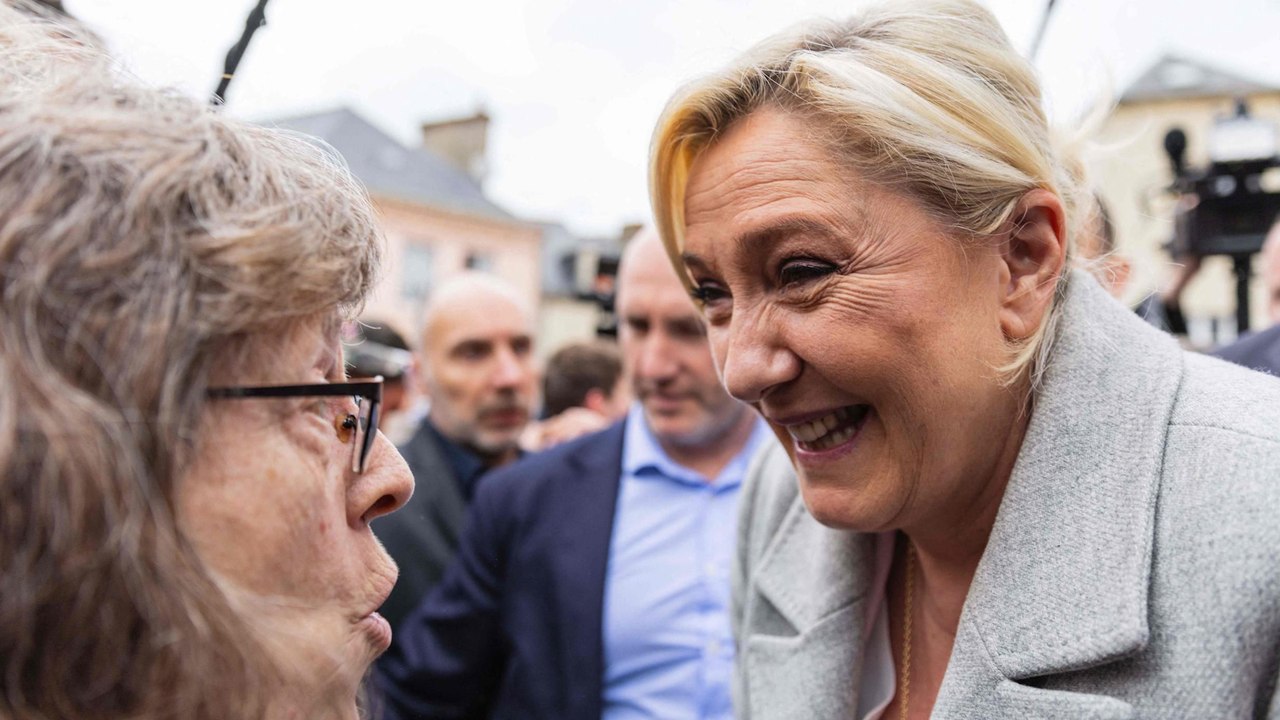 « Je trouve ça très bien les charentaises ! » : quand Marine Le Pen répond au tacle de Gabriel Attal
